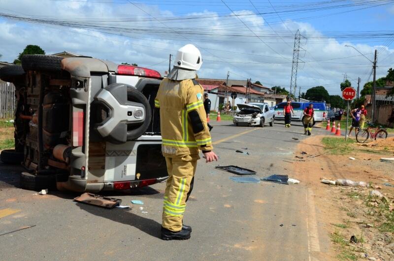 Veículo ficou tombado com o impacto da batida - Foto: Nilzete Franco/Folha de Boa Vista