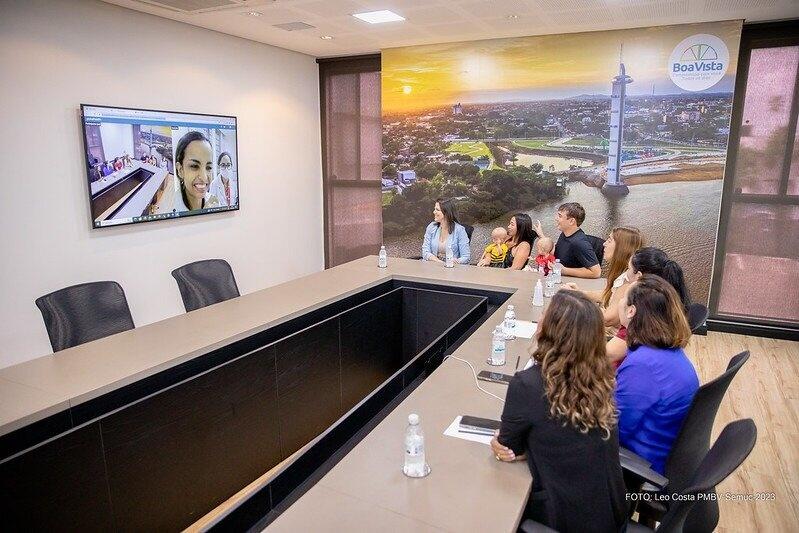 Momento da teleconsulta; Atualmente, elas são o único caso conhecido de gêmeas com esta condição (Foto: Leo Costa/PMBV)