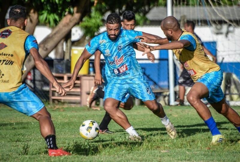 Jogadores do São Raimundo durante atividade no CT (Foto: Hélio Garcias/São Raimundo)