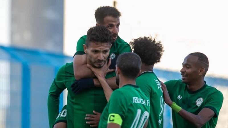 Camisa 26 Vanilson, o matador do Jerash, é cercado ao abrir o placar (Foto: Rakan Alsharafi/Jerash FC)