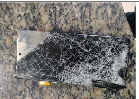 Celular de uma das vítimas que foi quebrado pelo agressor (Foto: Divulgação)