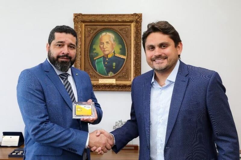 Ministro Juscelino Filho e presidente dos Correios, Fabiano Silva, celebram envio de 1 mil chips para a terra indígena Yanomami - Foto: Ministério das Comunicações