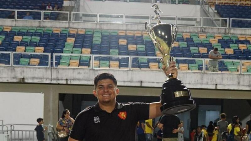 Cadu com troféu de campeão roraimense Sub-17, pela primeira vez erguido por outro clube além do São Raimundo (Foto: Arquivo pessoal)