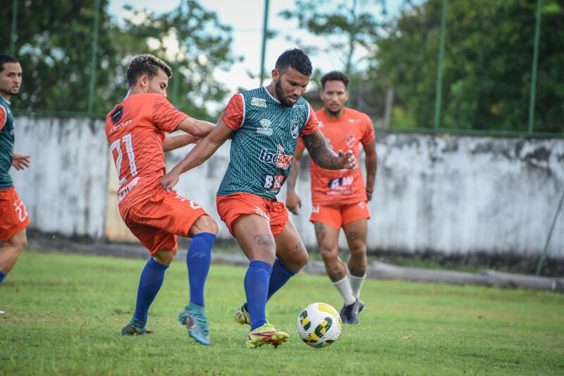 O meia Juca durante treinamento com os jogadores do São Raimundo (Foto: Hélio Garcias/São Raimundo)