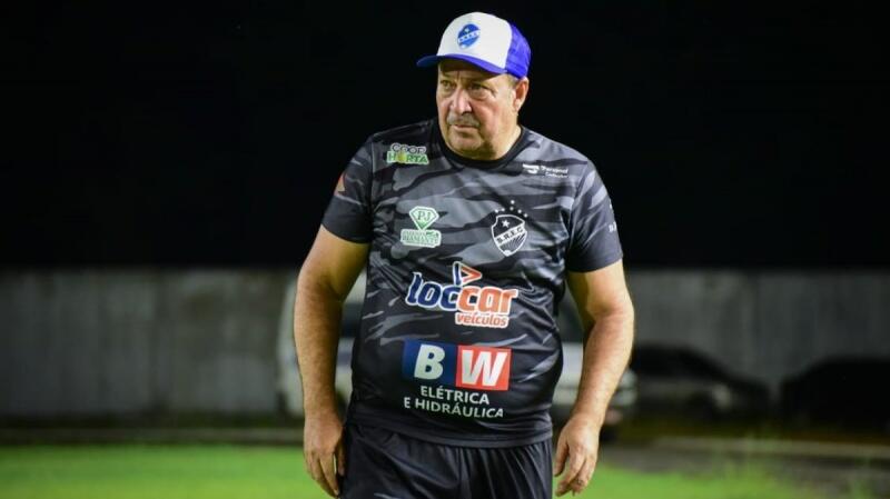 Técnico Chiquinho Viana cita pressão por gols diante times amadores (Foto: Hélio Garcias/São Raimundo)