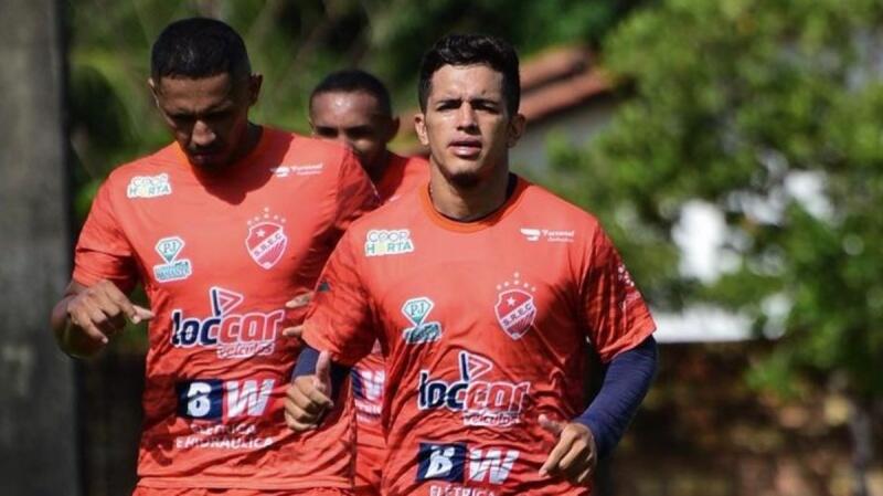 O meia Ygor (ao centro) durante o treino do São Raimundo (Foto: Hélio Garcias/São Raimundo)