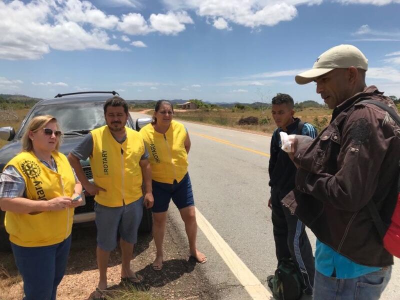 Apoio aos venezuelanos na caminhada pela estrada, em fevereiro de 2018 (Foto: Divulgação)