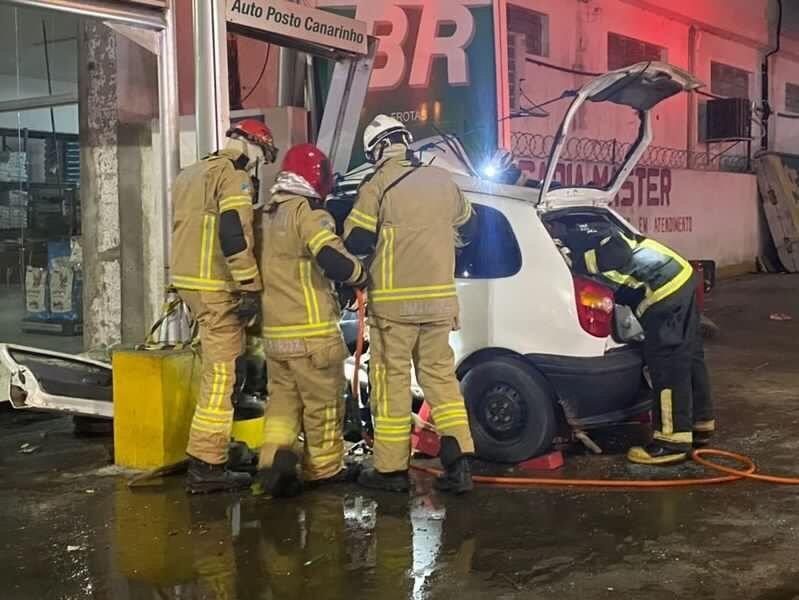 Vítima recebendo os primeiros socorros do Corpo de Bombeiros (Foto: Divulgação)