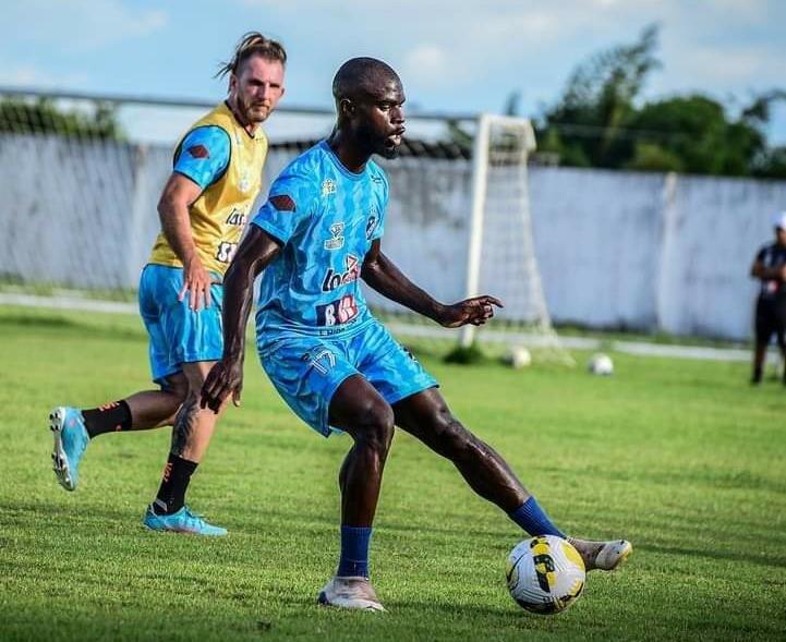 Kanté com a bola, em treino de preparação para estreia na Copa Verde (Foto: Hélio Garcias/São Raimundo)