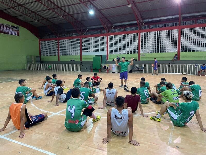 Técnico Rodrigo Viana conversa com plantel do Verde-Roxo. Crédito: Ascom/Sporting Roraima