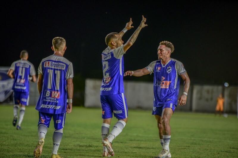 Lateral direito Luã festeja com o lateral esquerdo Kayo Fernando gol marcado contra o São Francisco (Foto: Hélio Garcias/São Raimundo)