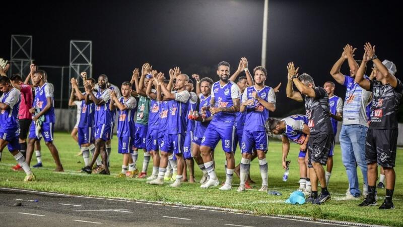 Elenco do São Raimundo-RR agradece torcida no estádio Canarinho, em Boa Vista (Foto: Hélio Garcias/São Raimundo)