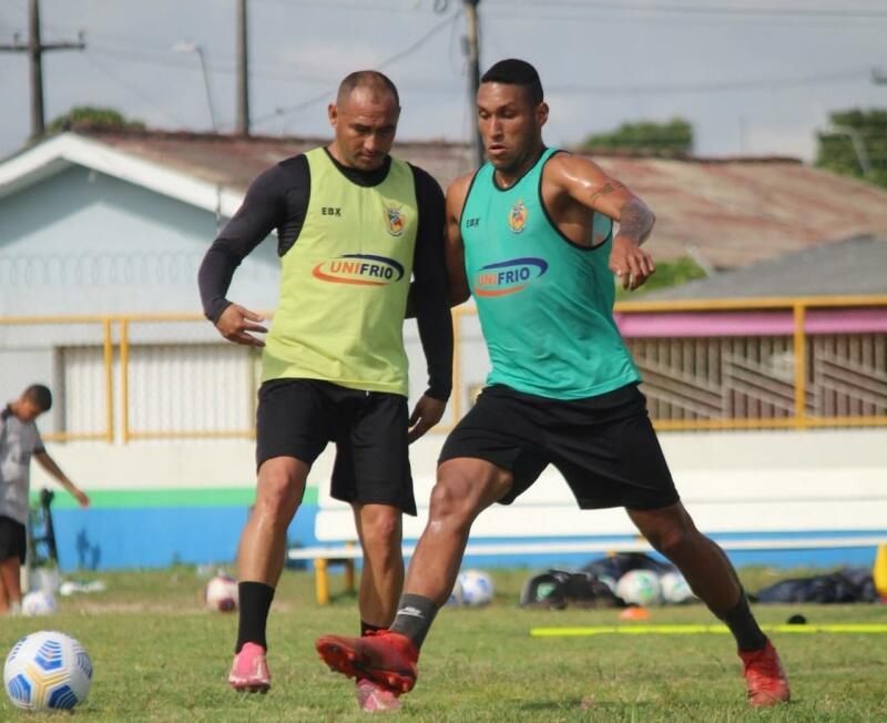 Centroavante Branco e zagueiro Elielton brigam pela bola em treino do Real (Foto: Granieri Pietro/Real)