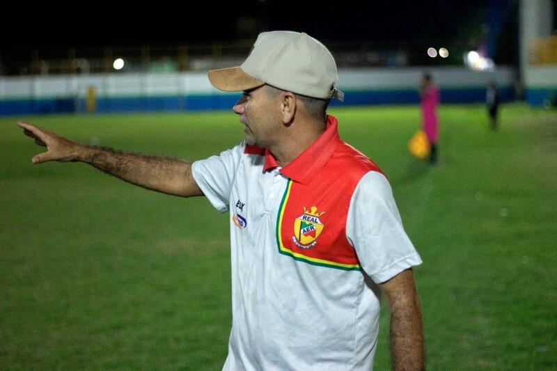 Técnico Antônio Carlos à frente do Real, em amistoso de pré-temporada. Crédito: Reynesson Damasceno/Agência Real