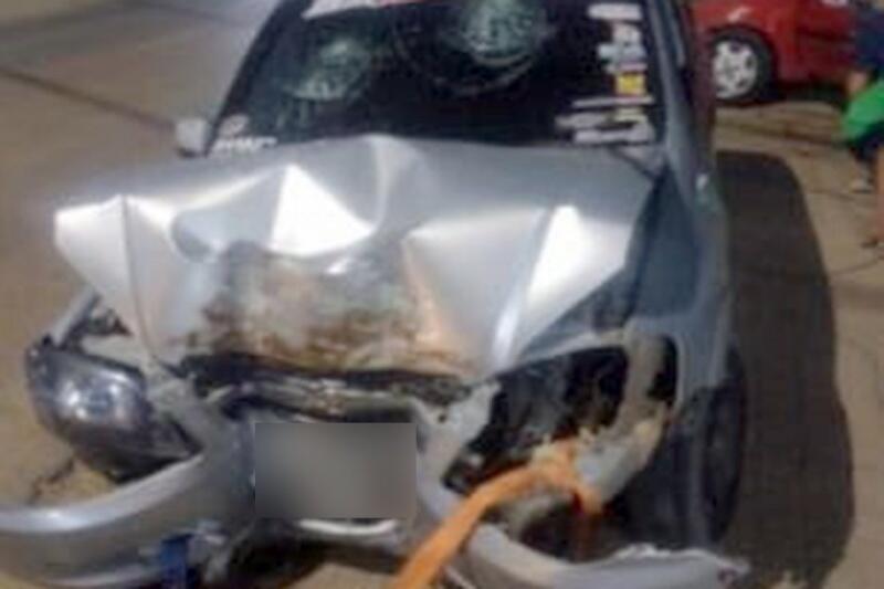 Com a colisão, o veículo ficou com a frente destruída (Foto: Divulgação)