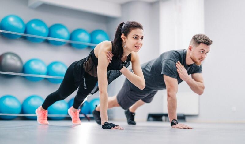 Para chegarem a essa conclusão, os estudiosos analisaram o tecido adiposo de camundongos após uma sessão de exercícios intensos realizados em dois momentos do dia: no final da manhã e no final da noite. Foto - Reprodução/Internet