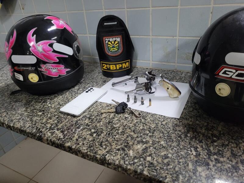 Arma utilizada no crime e material recuperado pela polícia (Foto: Divulgação)