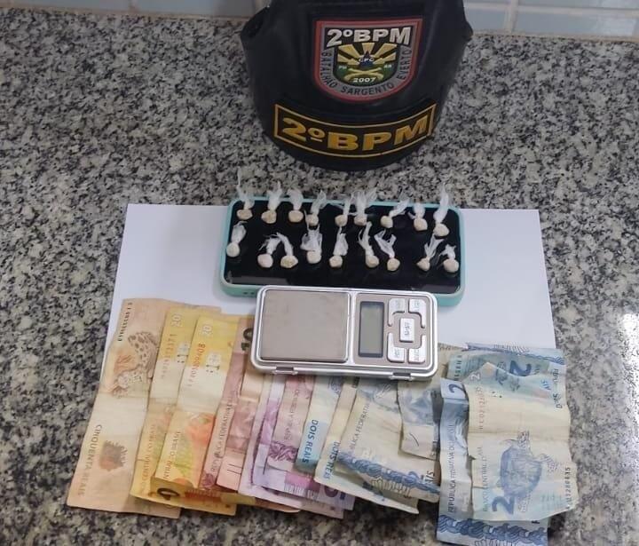 Pasta base de cocaína, dinheiro e balança de precisão apreendidas com o suspeito (Foto: Divulgação)