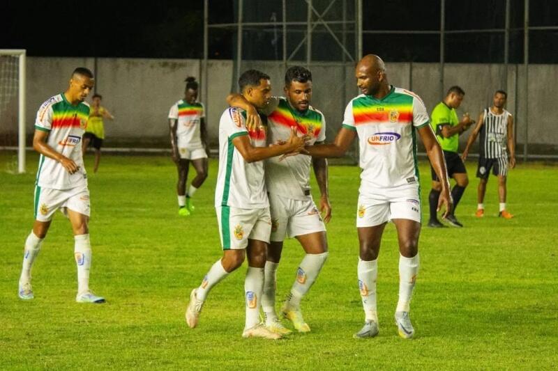 Leandro Silva, Matheus Gonzaga e Maurício Marinho comemoram primeiro gol da Arara Vermelha (Foto: Reynesson Damasceno/Agência Real)