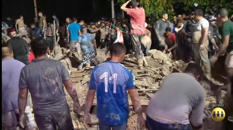 Trabalho de resgate entrou pela madrugada (Foto: Reprodução / TV A Crítica)