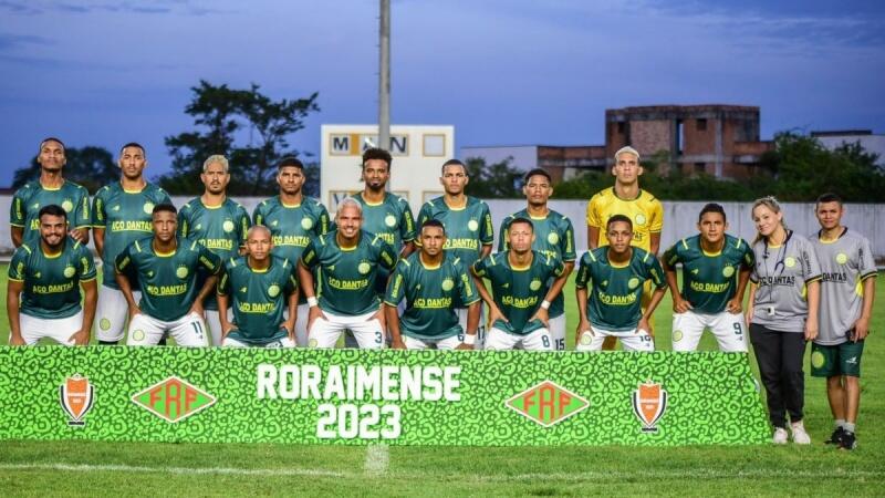 O elenco perfilado do River antes da partida contra o São Raimundo-RR (Foto: Hélio Garcias/BV Esportes)