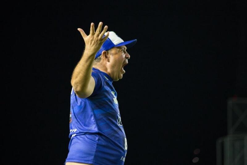 O técnico do São Raimundo-RR, Chiquinho Viana, em atuação na partida contra o Remo (Foto: Vinícius Tocantins/VFotograma)