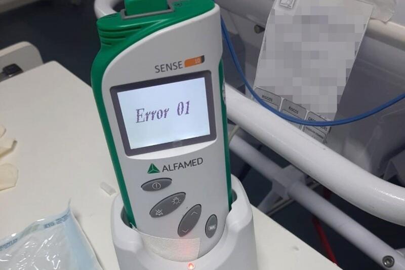 A denunciante mostrou que um dos aparelhos apresenta defeitos e emite sinal de erro. (Foto: Divulgação)
