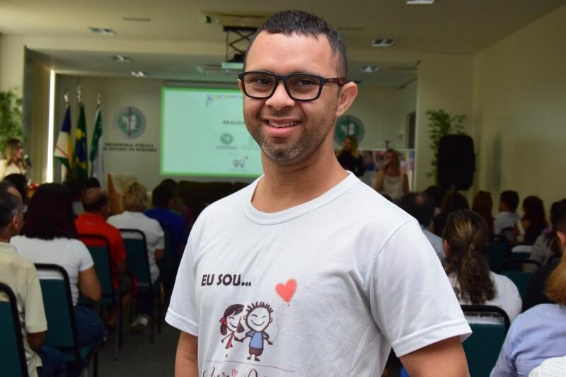 Carlos Gomes é atleta de natação e assistente de alunos em uma escola (Foto: Nilzete Franco/FolhaBV)