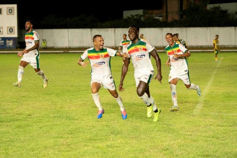 Jogadores do Real festejam com Blaise o gol da vitória marcado pelo camaronês (Foto: Reynesson Damasceno/Agência Real)