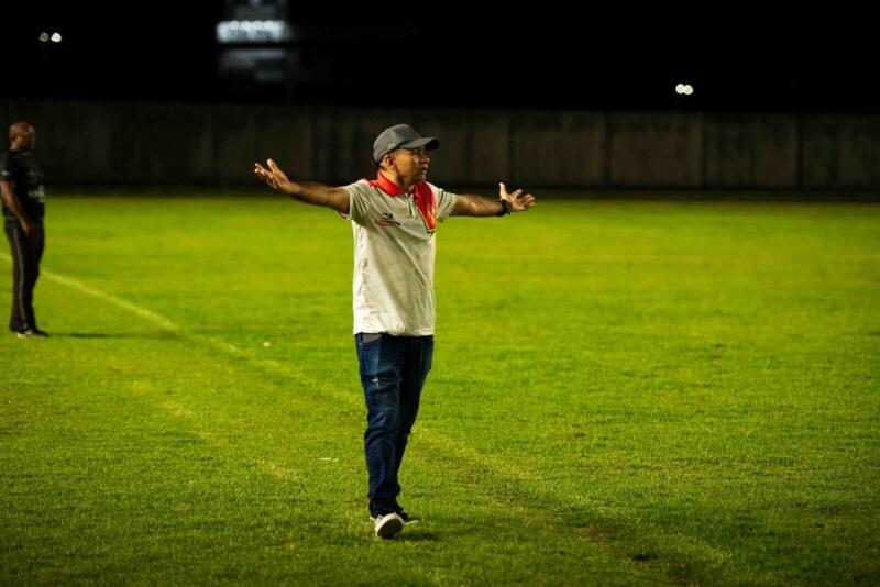 O técnico Antônio Carlos, do Real, em atuação na partida (Foto: Reynesson Damasceno/Agência Real)