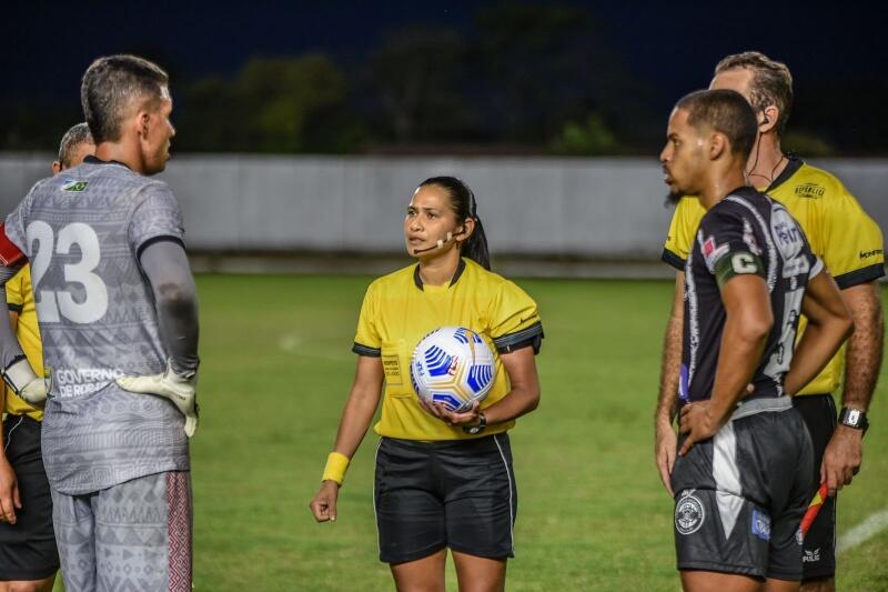 A árbitra Eliane Nogueira com os capitães de Rio Negro e Baré, pelo Campeonato Roraimense (Foto: Hélio Garcias/BV Esportes)