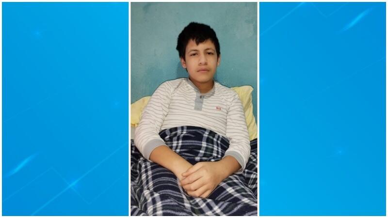 Menino completou 13 anos de idade, na cama, enquanto família luta para conseguir a cirurgia (Foto: Divulgação)