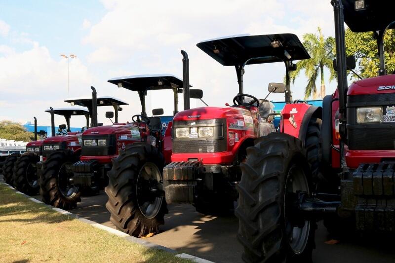 Cada associação recebeu uma máquina de cada tipo, além de um caminhão de carroceria. (Foto: Wederson Cabral/FolhaBV)