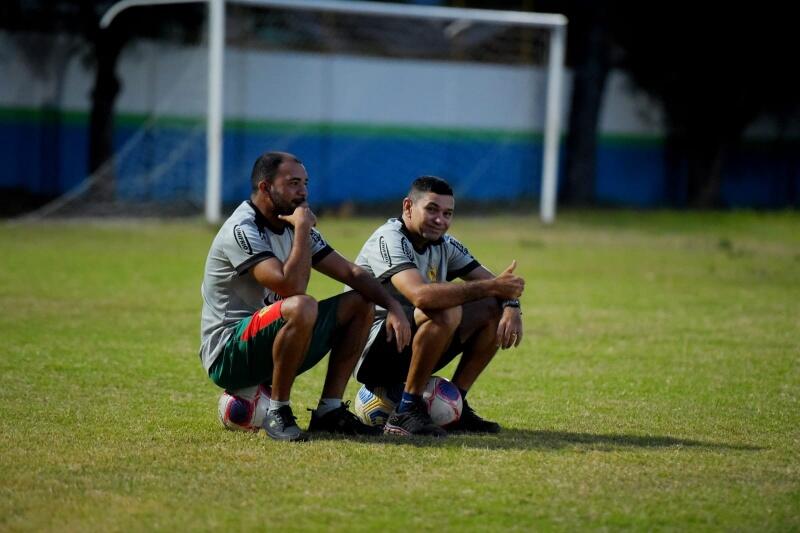 Técnico Antônio Carlos com seu "braço direito" auxiliar Geilson Maysonnave. Crédito: Reynesson Damasceno/Agência Real