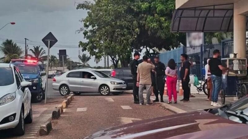 Momento em que PM foi ao local para conduzir o adolescente acompanhado de responsáveis da escola (Foto: Reprodução)