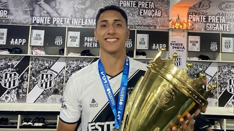 O roraimense Felipinho exibe a taça da Série A2 do Campeonato Paulista (Foto: Divulgação)