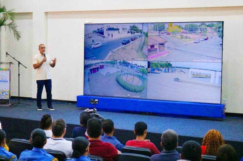 Prefeito explica videomonitoramento na Secretaria Municipal de Segurança Urbana e Trânsito (Foto: Wenderson Cabral/FolhaBV)