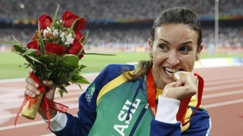 A ex-atleta Maurren Maggi ao conquistar a medalha de ouro nas Olimpíadas de 2008 (Foto: Caio Guatelli/Folhapress)