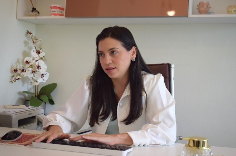 Tayna Cruz é ortodontista e alertou sobre as possíveis consequências e a importância do tratamento do bruxismo - Foto: Isa Cades