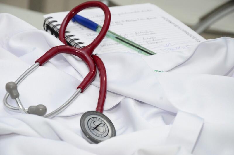 Por meio de nota, a Sesau reforçou que a medida é organizacional com redimensionamento das escalas de serviço médico  - Foto: Nilzete Franco/FolhaBV
