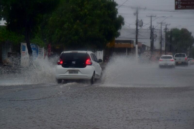 É importante destacar que a pista molhada leva mais tempo para parar o veículo. Por isso, os acidentes mais frequentes nessa época são colisões em derrapagens - Foto: Nilzete Franco/Folha BV