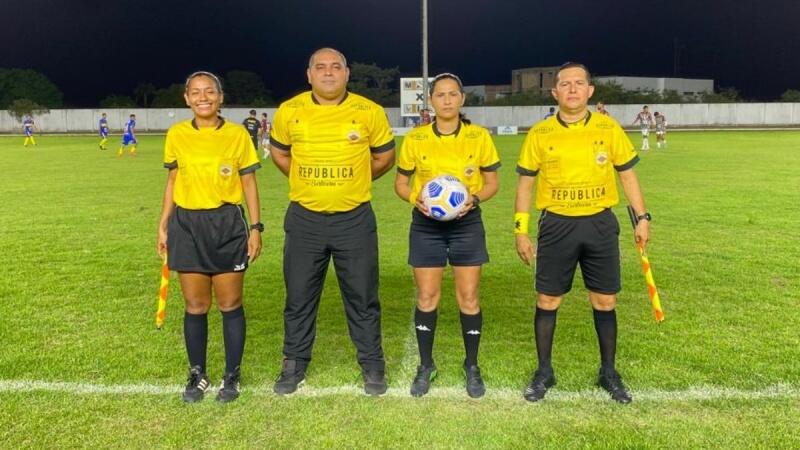 Árbitros da Federação Roraimense de Futebol antes do duelo entre Atlético Roraima e GAS (Foto: Lucas Luckezie/FolhaBV)
