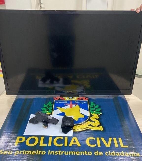 Televisão recuperada e arma de fogo apreendida com um dos empresários (Foto: Polícia Civil)