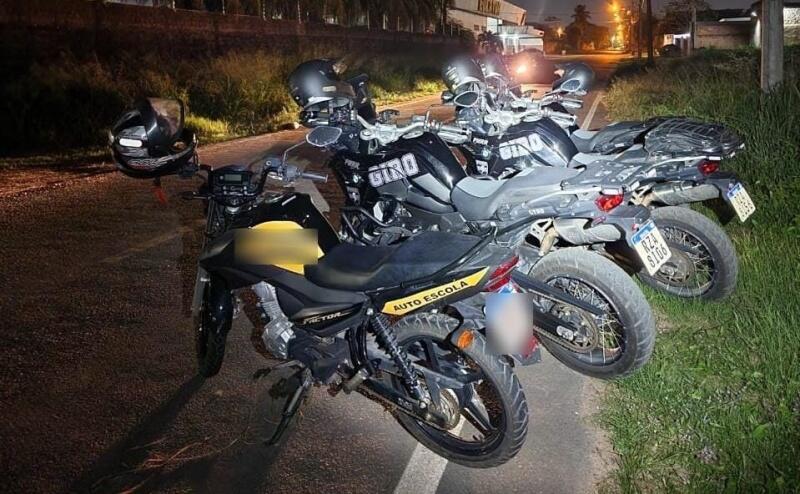 A moto foi recuperada em um terreno baldio, no bairro São Vicente (Foto: Divulgação)