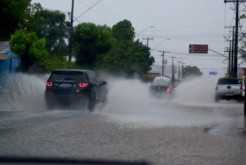 Chuva forte na avenida Mário Homem de Melo - Foto: Nilzete Franco/FolhaBV