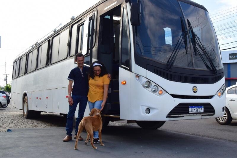 Ônibus que até então servia para 49 passageiros, foi transformado em uma casa equipada com diversos compartimentos e móveis - Foto: Nilzete Franco/FolhaBV