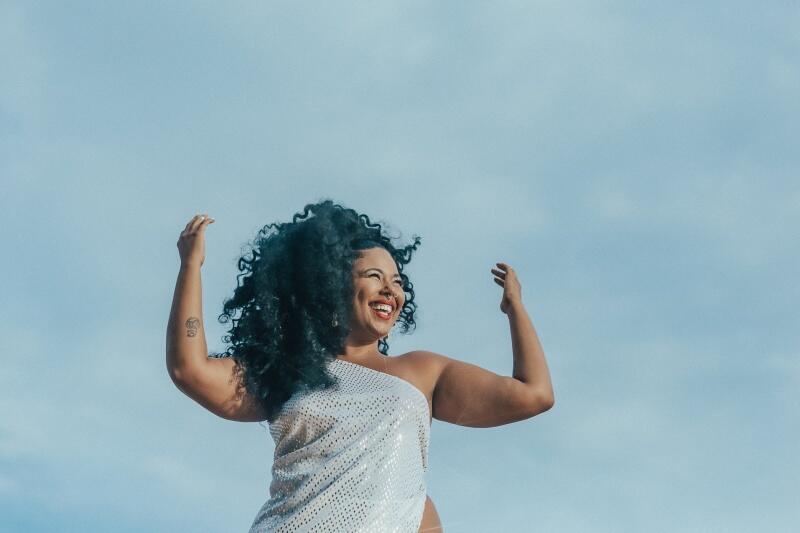 Doralyce é cantora, compositora e empresária à frente da Colmeia 22, produtora de música afrofuturista e etnopop (Foto: Divulgação)