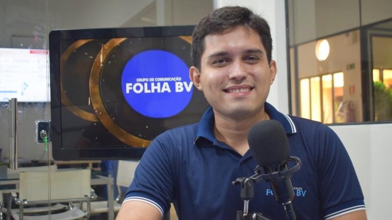 O jornalista Lucas Luckezie apresenta o podcast Papo de Redação, da Folha (Foto: Isabella Cades/FolhaBV)