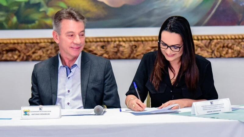 A primeira-dama de Roraima, Simone Denarium, com o esposo governador Antonio Denarium (Foto: Secom-RR) A primeira-dama de Roraima, Simone Denarium, com o esposo governador Antonio Denarium (Foto: Secom-RR)
