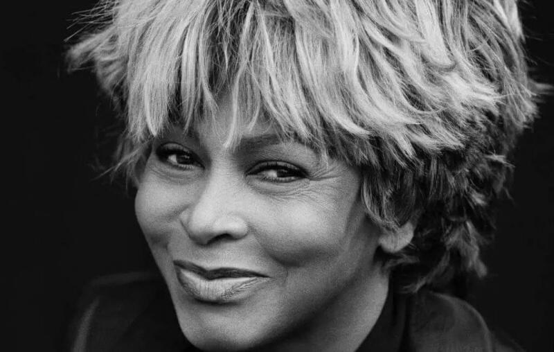 Tina Turner nasceu nos Estados Unidos e iniciou carreira ainda jovem como vocalista da Ike & Tina Turner Revue. (Foto: reprodução/Peter Lindbergh)